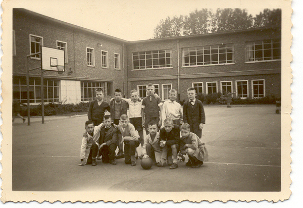 Een voetbalploeg op de binnenkoer van het internaat