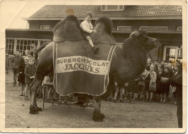 Ik op de kameel aan het parochieschooltje van Termolen