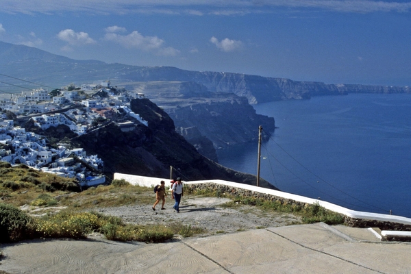 al wandelend van de hoofdstad FIRA tot OIA langs de kraterwand