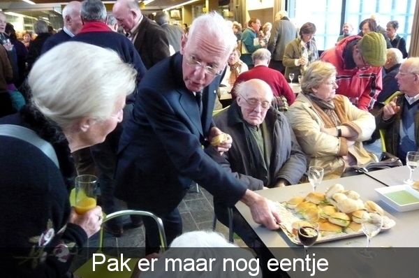 982 Joniau deelt brood