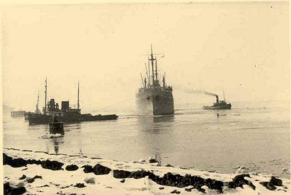 Sleepboten URS op de Schelde 1954