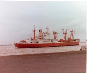 Cmb Montsalva voor de kaai in Abidjan 1989