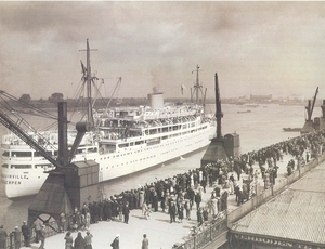 Congo-villeboat bij vertrek Scheldekaai in Antwerpen