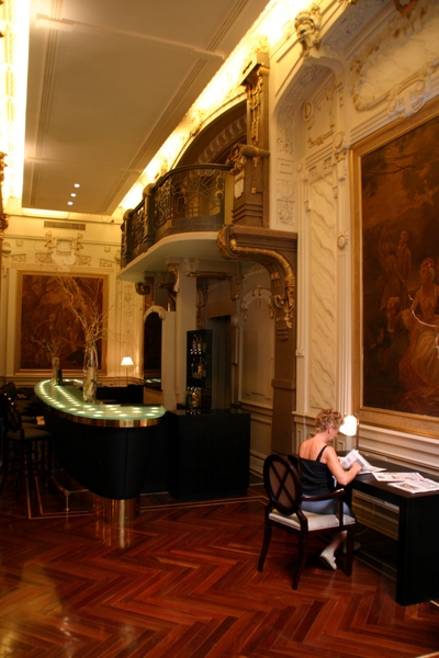 Bar hotel Savoy met leeshoek dagbladen