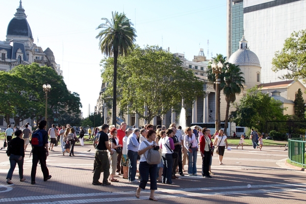 Plaza de Mayo met katedraal (Romeinse tempel)