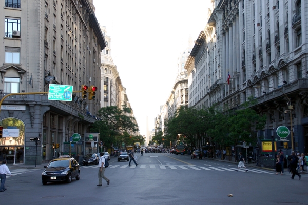 Een van de talrijke boulevards in Buenos Aires