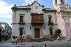 Bisschoppelijk paleis met standbeeld Johannes Paulus II