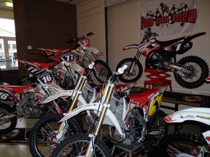 De motoren  in de kleuren van het fun mx team