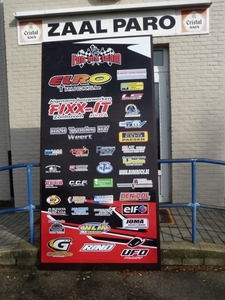 Bord met de sponsors van het team