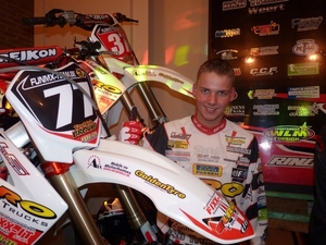 Steven met zijn honda in de kleuren van fun mx