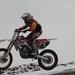 Rode honda in wit landschap