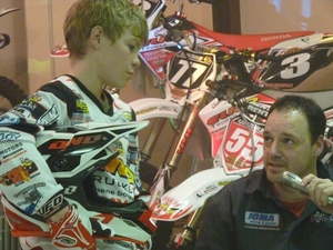 Heikki tijdens voorstelling fun mx team