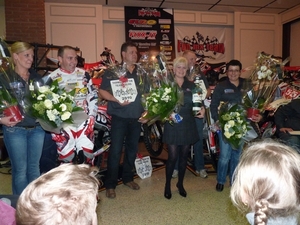 Ook de vrouwen van het bestuur in de bloemen