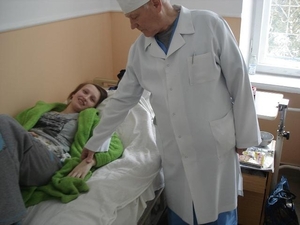 DSC05482 dit jonge meisje ligt nu in een ziekenhuisbed