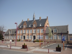 10.04.18.ZONNEBEKE .PRACHTIG GEMEENTEHUIS