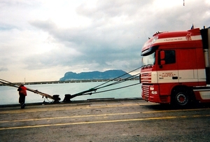 Op de achtergrond de apen rots van Gibraltar