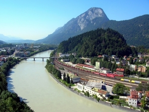 F281   Kufstein zicht vanaf Kasteel op de Inn