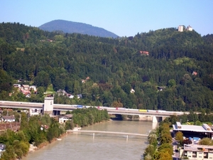 F2810   Kufstein zicht vanaf Kasteel op de Inn