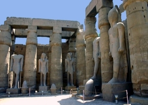 k9   Luxor tempel