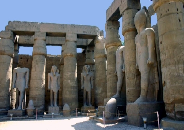 k9   Luxor tempel