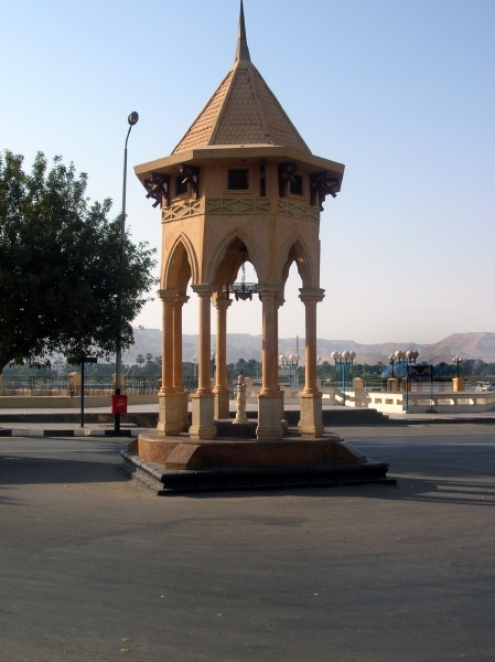 b Luxor kiosk