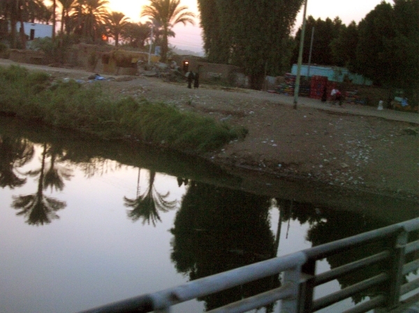 n Luxor rivier en dorp