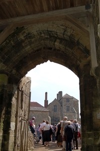 b85  Carisbrooke castle