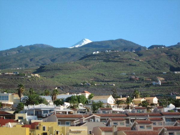 Met de besneeuwde teide op achtergrond