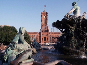 c17 Berliner Rotes Rathaus en Neptunusbrunnen