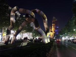 e831 Gedachtniskirche en Berliner monument bij nacht