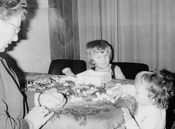 Erik en Danilla met Oma