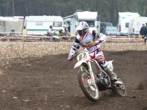 Steven met zijn honda in de kleuren van fun mx