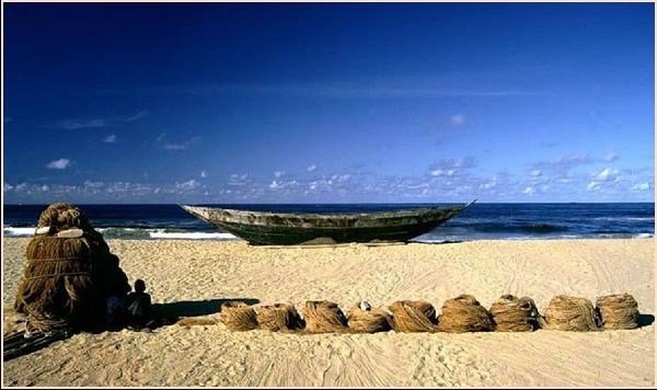 strand met visnetten