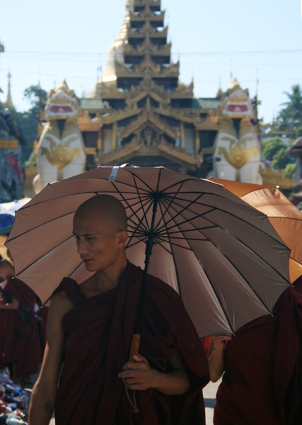 Yangon : Op weg naar de Swedagon Pagode