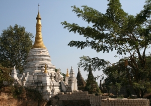 Hsipaw : pagodes op de heuvel