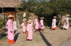 Nonnetjes op bedeltocht