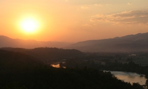 Avondzicht op de rivier in Hsipaw