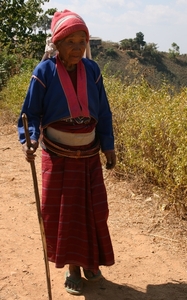 Palaung vrouw op slippers