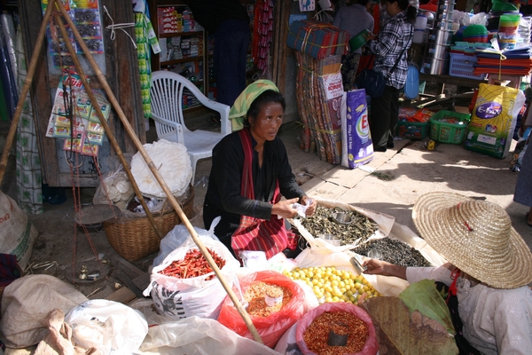 Grote markt in Nyaugshwe