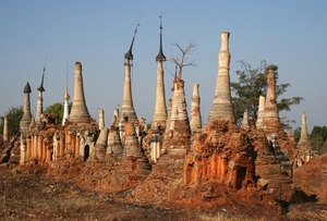 Inthein : wel meer dan honderd stupa's