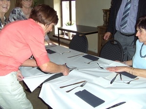 Knippen van tafellakens en verhuis van de tafels door Copine en .