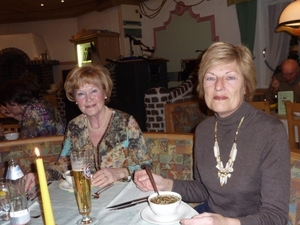 gezellig tafelen Hannelore (yusan) en  Marie-Jeanne (amma)