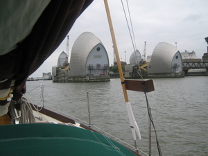 De stormvloedkering op de Thames