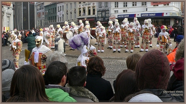 sized_sized_P2030782a karnaval maadag bezemdans