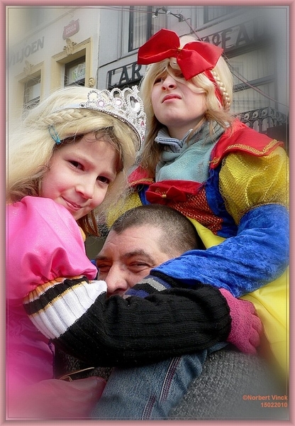 sized_sized_P2030788a karnaval maadag bezemdans