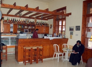 76Cyprus - Omodos bar met priester