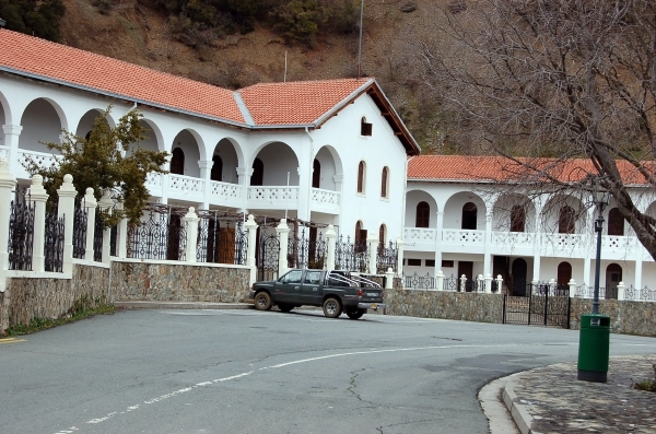 81Cyprus - Kykos klooster achterkant.jpg