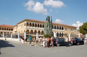 0090Cyprus - Nicosia aartsbisschoppelijk paleis en kerk.jpg