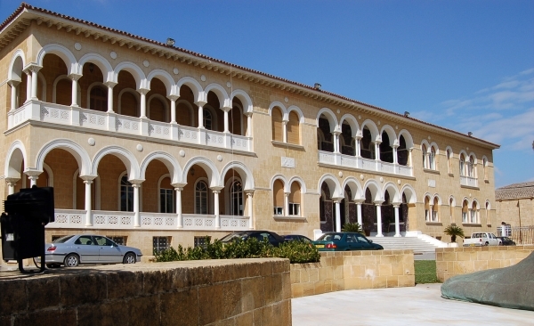 012Cyprus - Nicosia aartsbisschoppelijk paleis en kerk.jpg