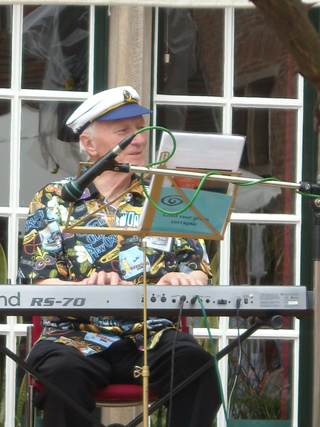 Marcel houdt er de kadans in....